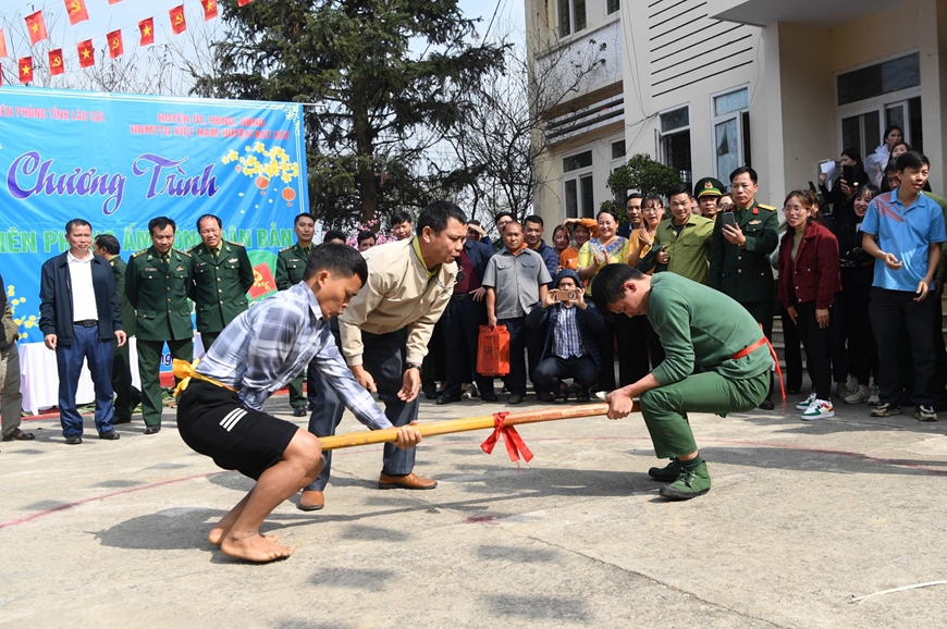 Cán bộ, chiến sĩ Đồn Biên phòng Trịnh Tường (Bộ đội Biên phòng tỉnh Lào Cai) vui đón Tết cùng đồng bào địa phương.