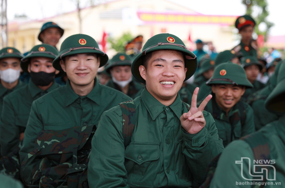 Tân binh háo hức, vui vẻ trước giờ lên đường nhập ngũ.