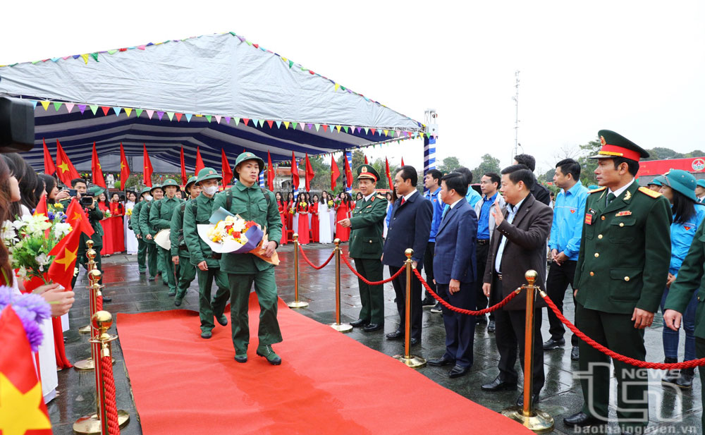 Vững bước lên đường nhập ngũ.