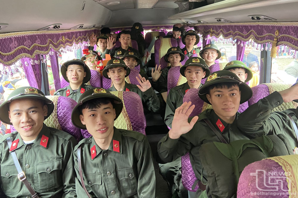 Hăng hái lên đường nhập ngũ.