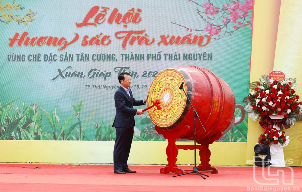 Đồng chí Bí thư Thành ủy Thái Nguyên Dương Văn Lượng gióng trống khai hội.