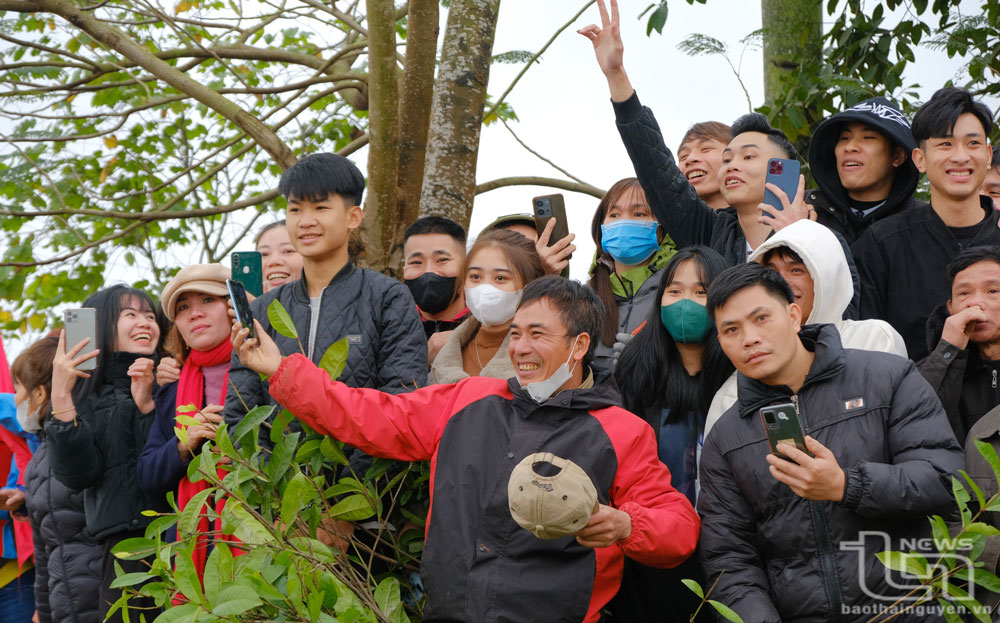Người thân và bạn bè đến tiễn đưa các tân binh huyện Đại Từ về đơn vị.