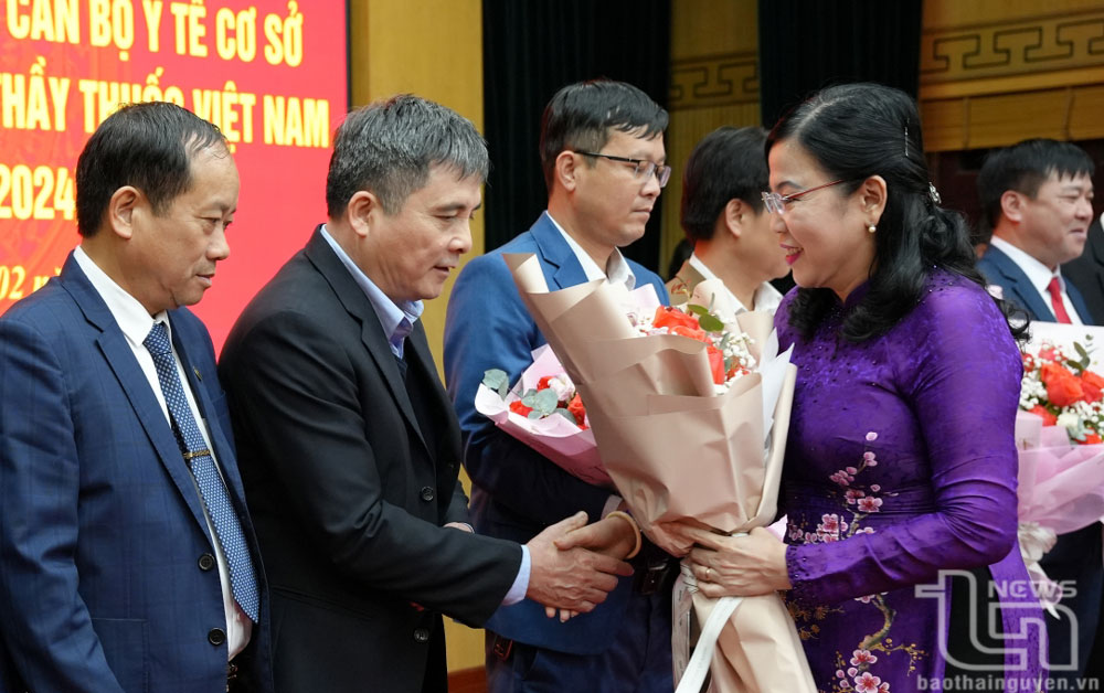 Đồng chí Bí thư Tỉnh ủy gặp mặt đại biểu các cơ sở y tế