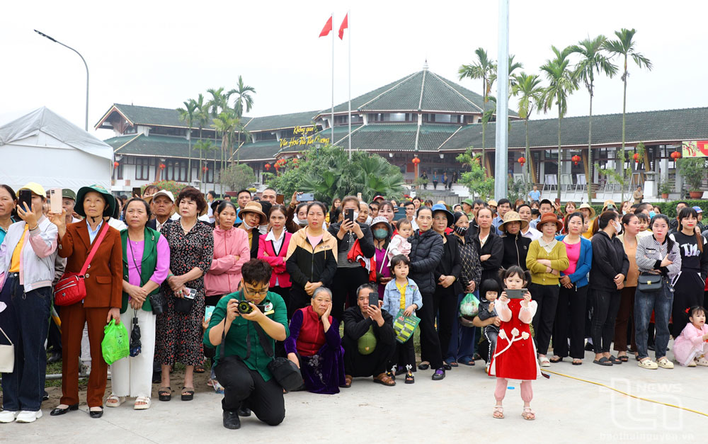 Đông đảo nhân dân và du khách thập phương tham gia Lễ hội.