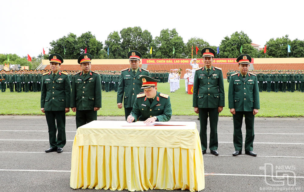 Đại diện các đơn vị ký cam kết thi đua.