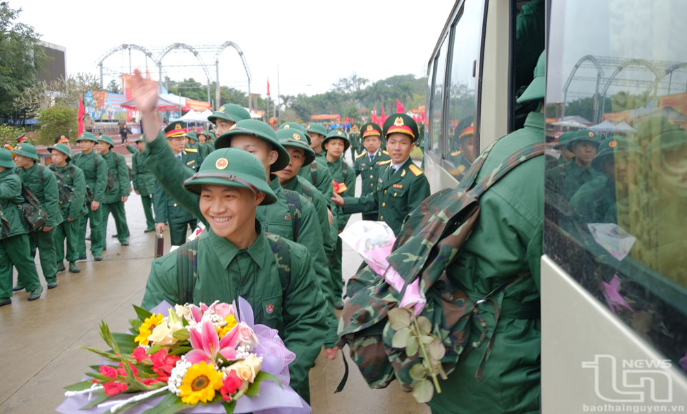 Các tân binh huyện Đại Từ lên xe về đơn vị.