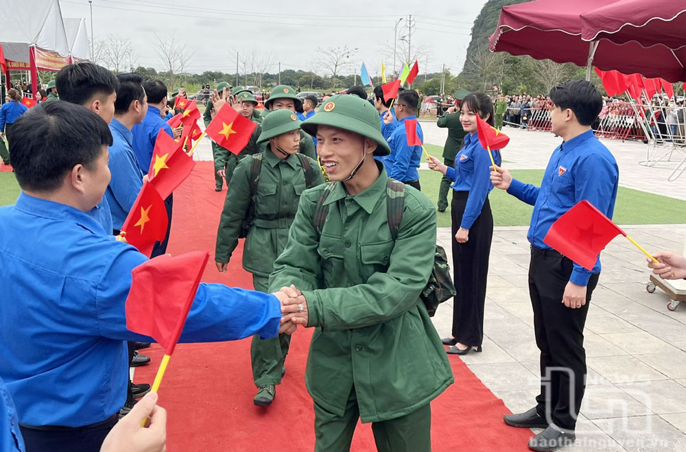 Các tân binh huyện Đồng Hỷ lên đường nhập ngũ.