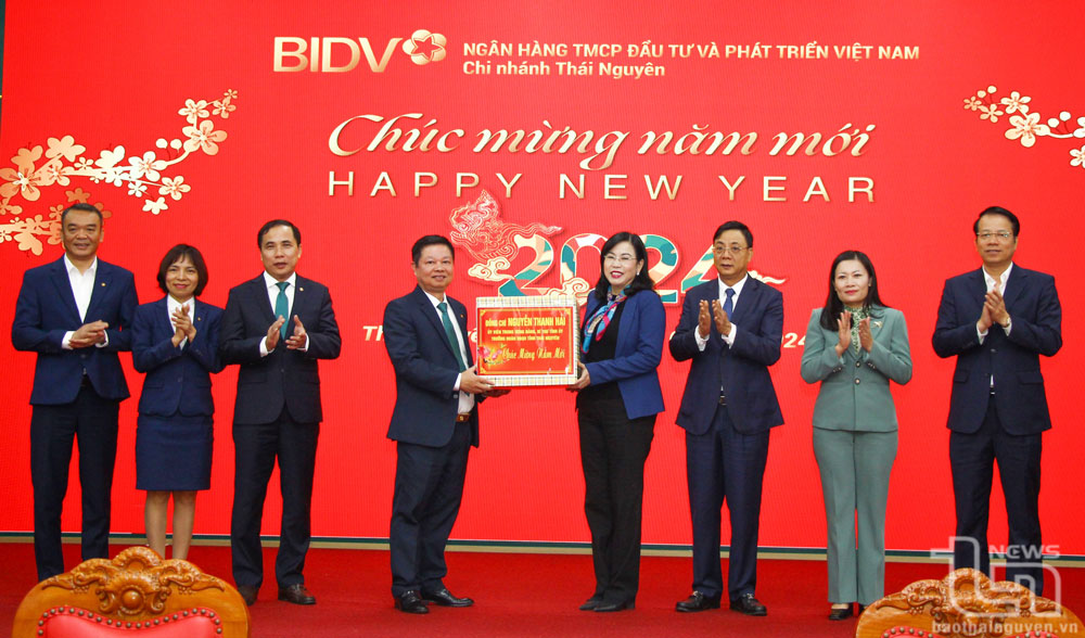 Đồng chí Bí thư Tỉnh ủy Nguyễn Thanh Hải tặng quà động viên BIDV chi nhánh tỉnh Thái Nguyên.