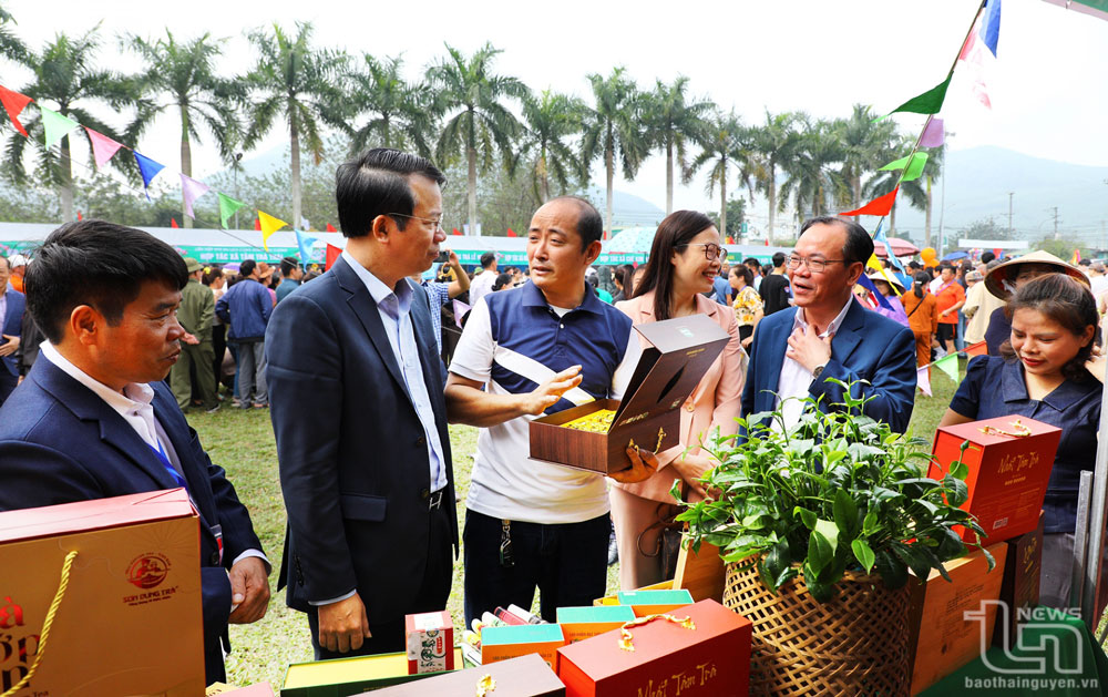 Các đại biểu tham quan khu trưng bày sản phẩm chè tại Lễ hội.