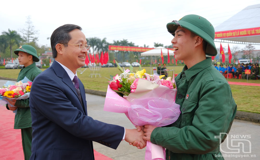 Đồng chí Phó Bí thư Thường trực Tỉnh ủy Phạm Hoàng Sơn động viên tân binh huyện Đại Từ.