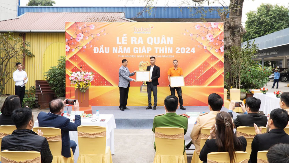 Các cá nhân nhận Giải thưởng “Vô lăng vàng năm 2023” được khen thưởng tại Lễ ra quân đầu Xuân.