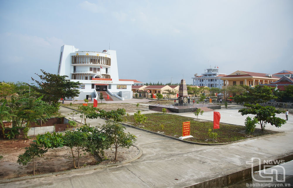 Trên đảo Đá Tây A, các loại cây xanh sinh trưởng, phát triển tốt.