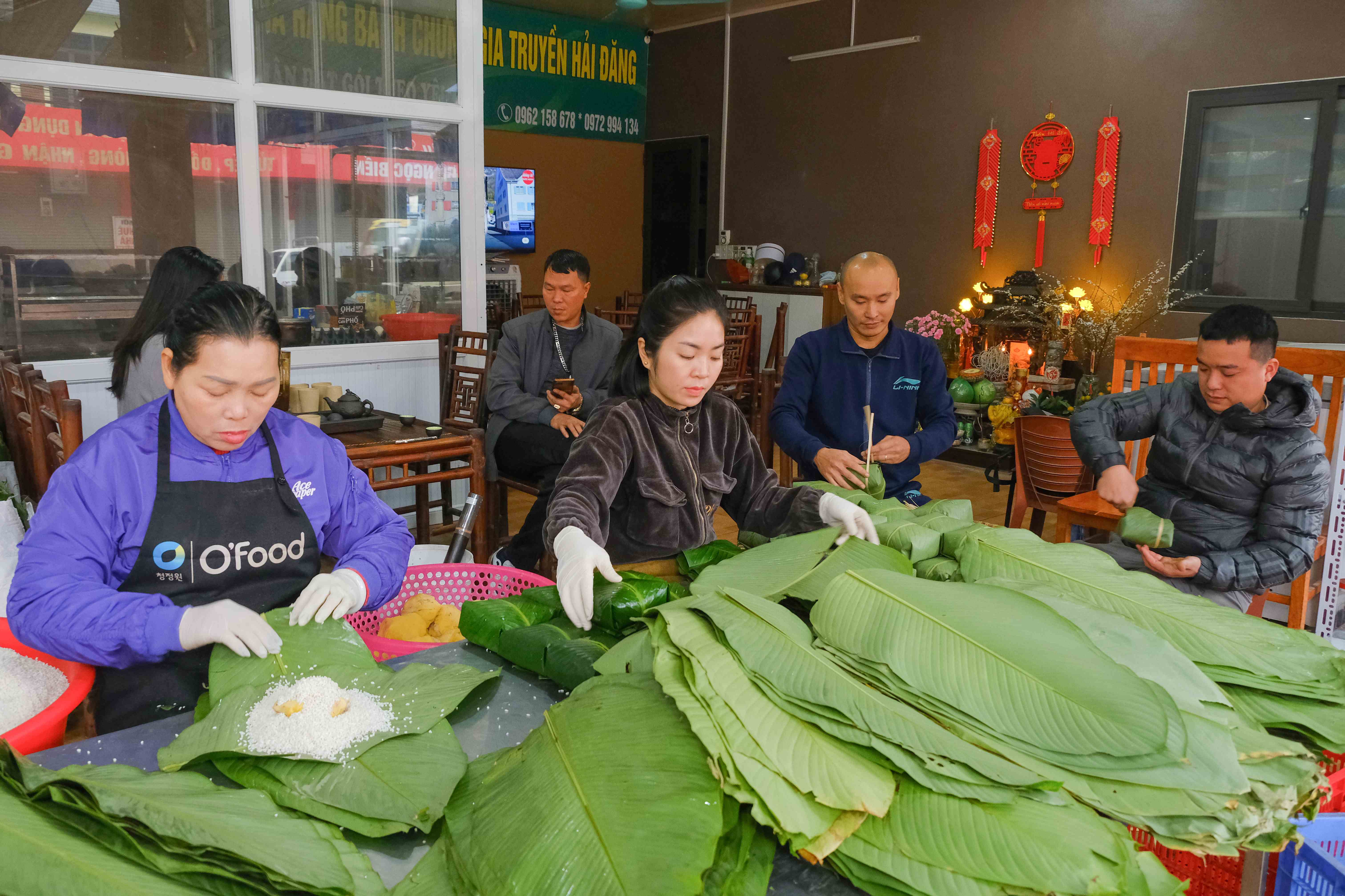 “Gói Tết” ở làng nghề bánh chưng Bờ Đậu