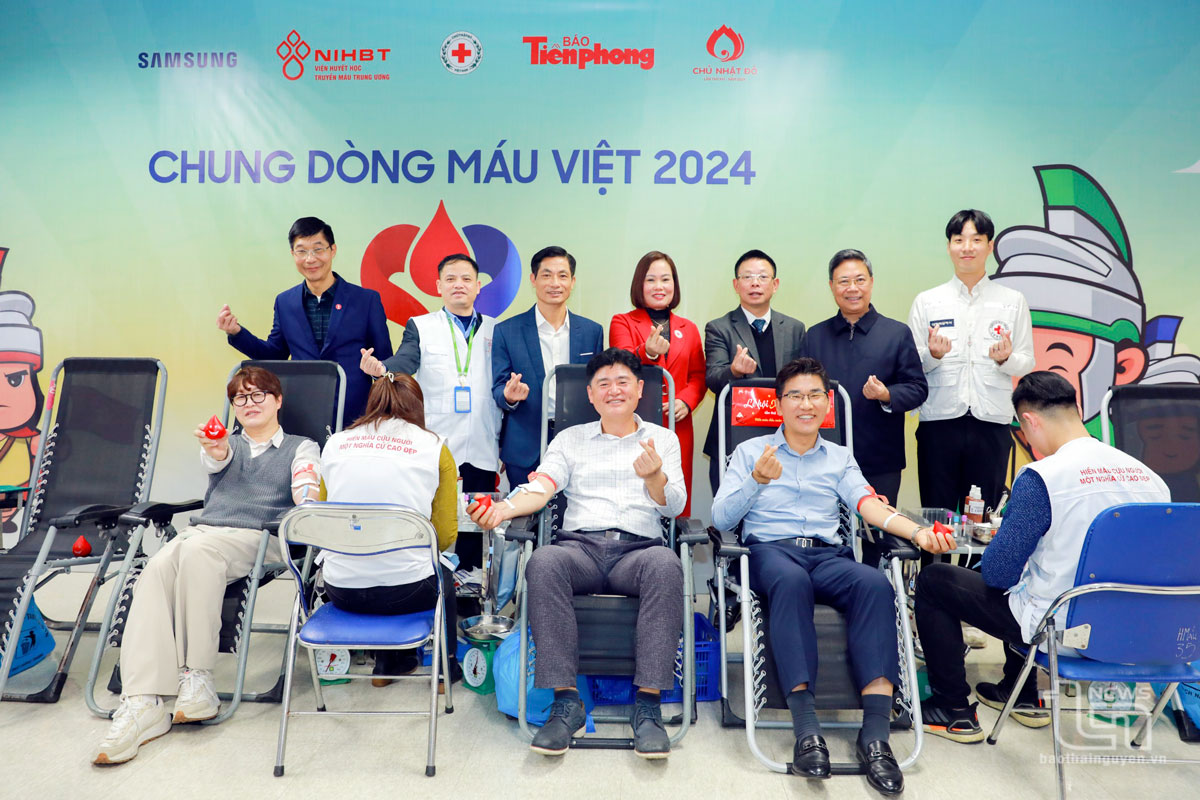 Lãnh đạo Công ty SEVT tham gia hiến máu tình nguyện tại Chương trình Chung dòng máu Việt năm 2024.