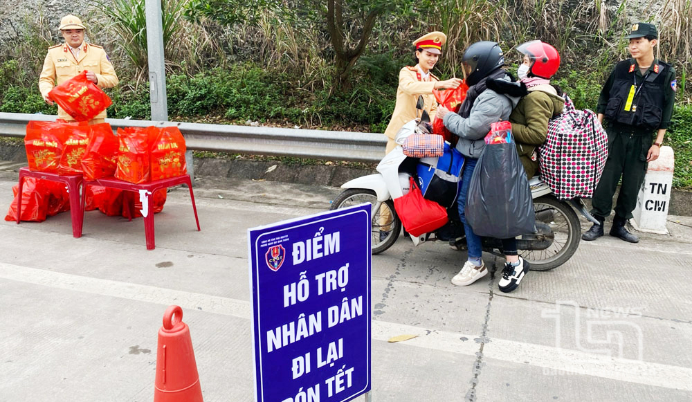 Cảnh sát giao thông Thái Nguyên "tiếp sức" cho người dân về quê đón Tết