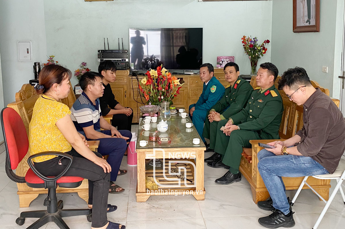 Cấp ủy, chính quyền địa phương đến thăm hỏi, động viên gia đình anh Nguyễn Quốc Đại xóm Xúm, Giáo xứ Nhã Lộng, xã Nhã Lộng (huyện Phú Bình) trước ngày nhập ngũ.
