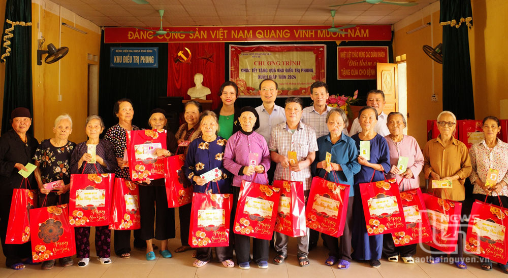 Tặng quà bệnh nhân tại Khu điều trị phong Phú Bình