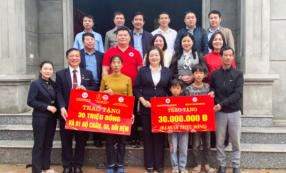 Phú Bình: Trao kinh phí hỗ trợ làm nhà cho hộ nghèo