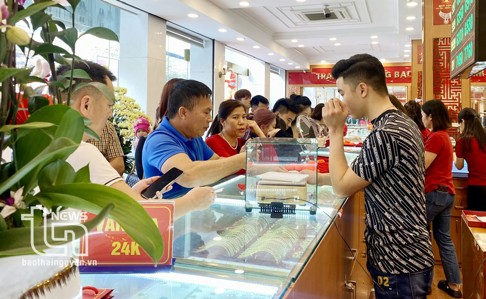 Nhiều người "nô nức" mua vàng trong ngày vía thần tài
