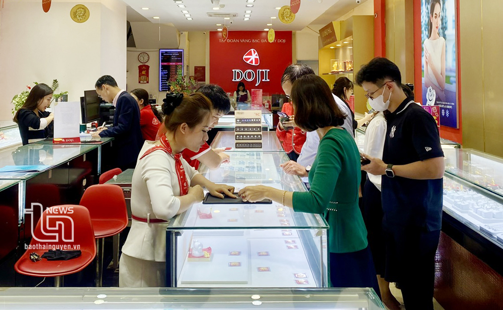 Người dân mua vàng tại cửa hàng vàng Doji Thái Nguyên.