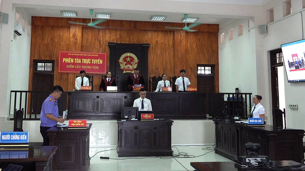 
Một phiên tòa xét xử trực tuyến do Viện Kiểm sát nhân dân tỉnh phối hợp với Tòa án nhân dân tỉnh tổ chức.