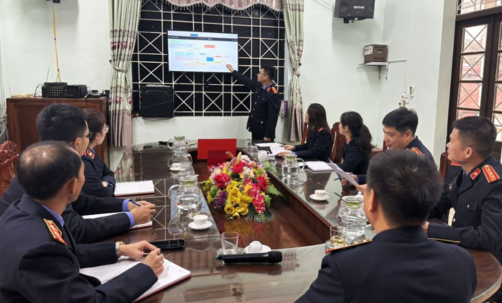 Kiểm sát viên Viện Kiểm sát nhân dân huyện Định Hóa báo cáo án bằng sơ đồ tư duy.