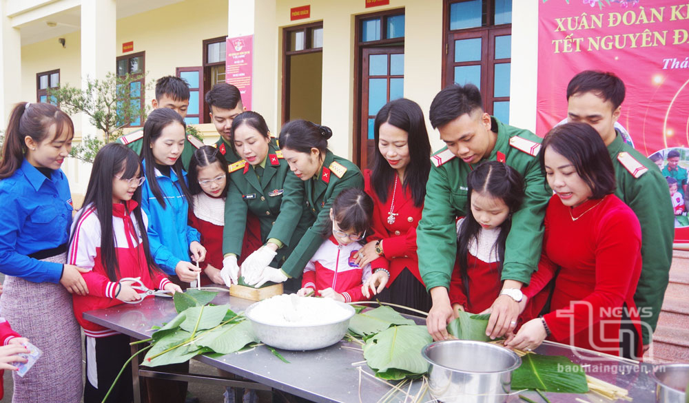 Gói bánh chưng xanh phục vụ bộ đội trong dịp Tết