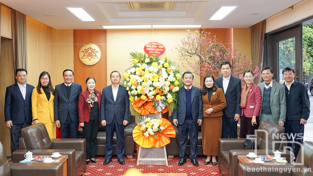 Các đồng chí lãnh đạo Đoàn đại biểu Quốc hội và HĐND, MTTQ tỉnh, lãnh đạo các sở, ngành, huyện, thành phố tặng hoa chúc mừng.