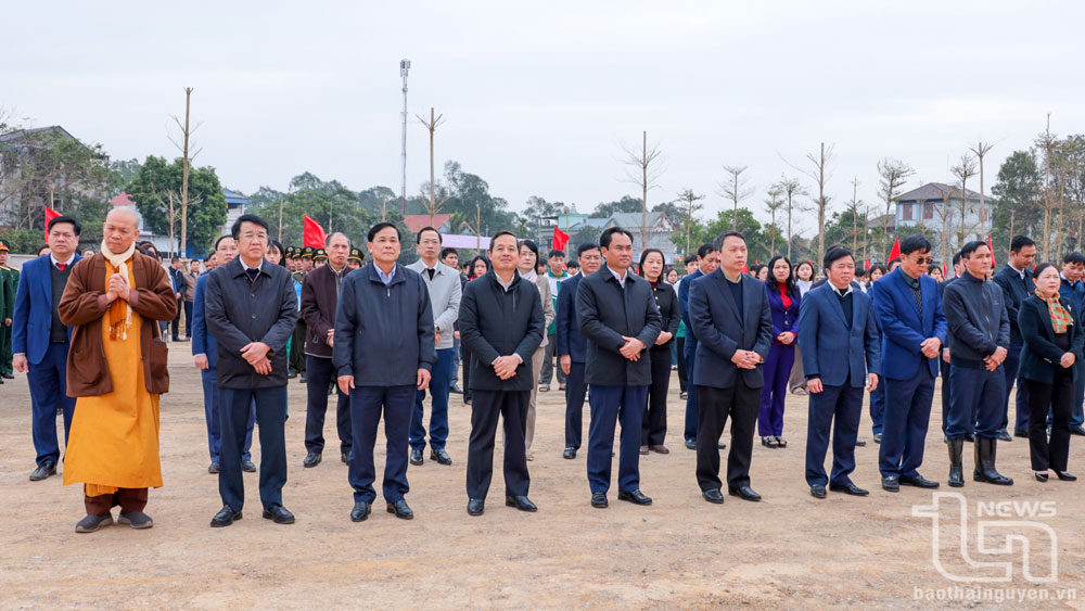 Các đại biểu tham dự Lễ phát động Tết trồng cây đời đời nhớ ơn Bác Hồ Xuân Ất Tỵ 2025 tại TP. Phổ Yên.