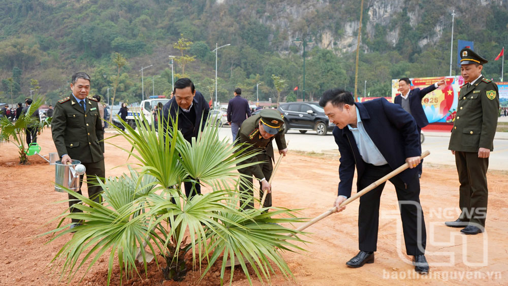 Lãnh đạo huyện Định Hóa tham gia trồng cây tại Quảng trường ATK.