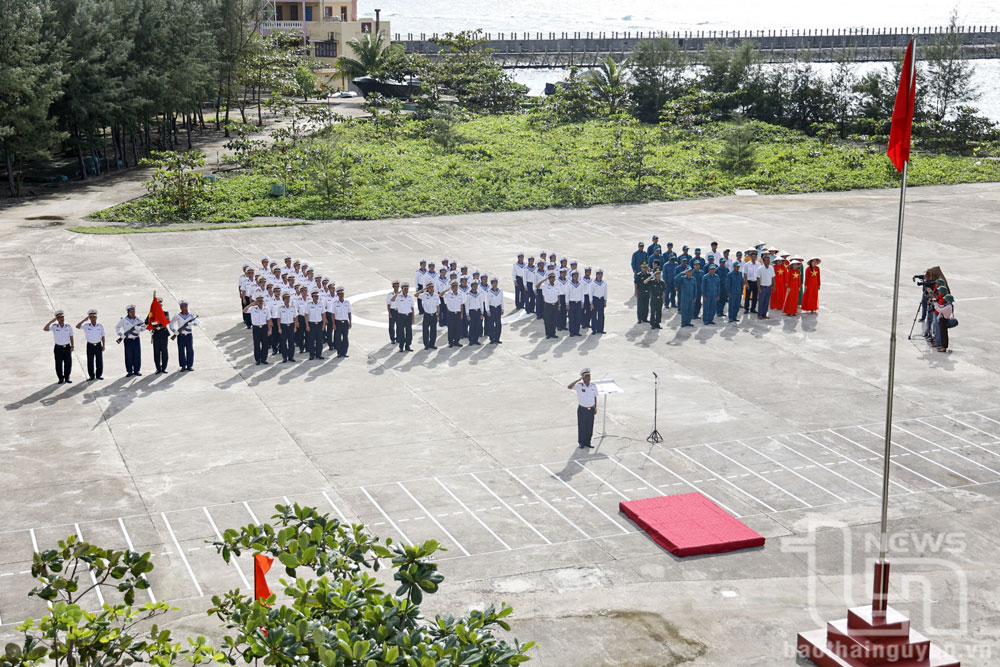 Thiêng liêng lễ chào cờ đầu năm tại Trường Sa