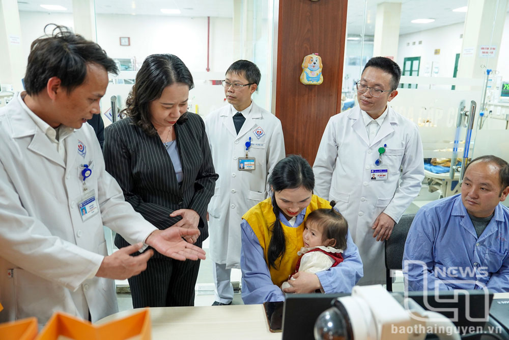 Phó Chủ tịch nước Võ Thị Ánh Xuân thăm, động viên bệnh nhân.