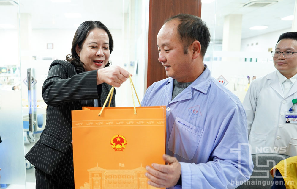 Phó Chủ tịch nước Võ Thị Ánh Xuân tặng quà cho bệnh nhân có hoàn cảnh đặc biệt điều trị tại Bệnh viện.
