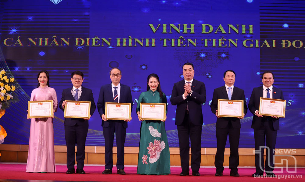 Đại diện Bộ Y tế trao khen thưởng cho các cá nhân của Bệnh viện có thành tích xuất sắc năm 2024.