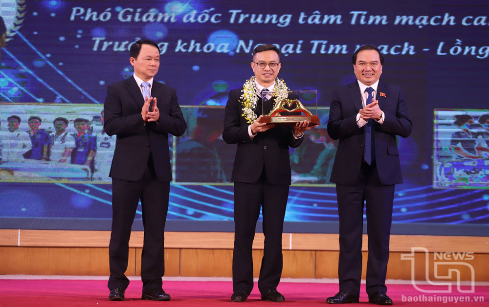 Lãnh đạo Bệnh viện trao tặng danh hiệu Bàn tay vàng cho bác sĩ có thành tích xuất sắc trong công tác khám chữa bệnh