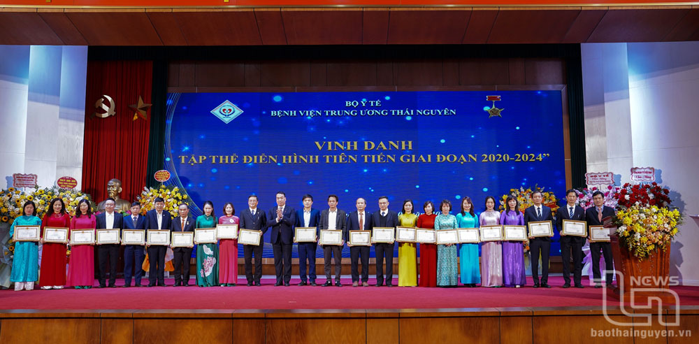 Đại diện Bộ Y tê trao khen thưởng cho các tập thể của Bệnh viện có thành tích xuất sắc giai đoạn 2020-2024.