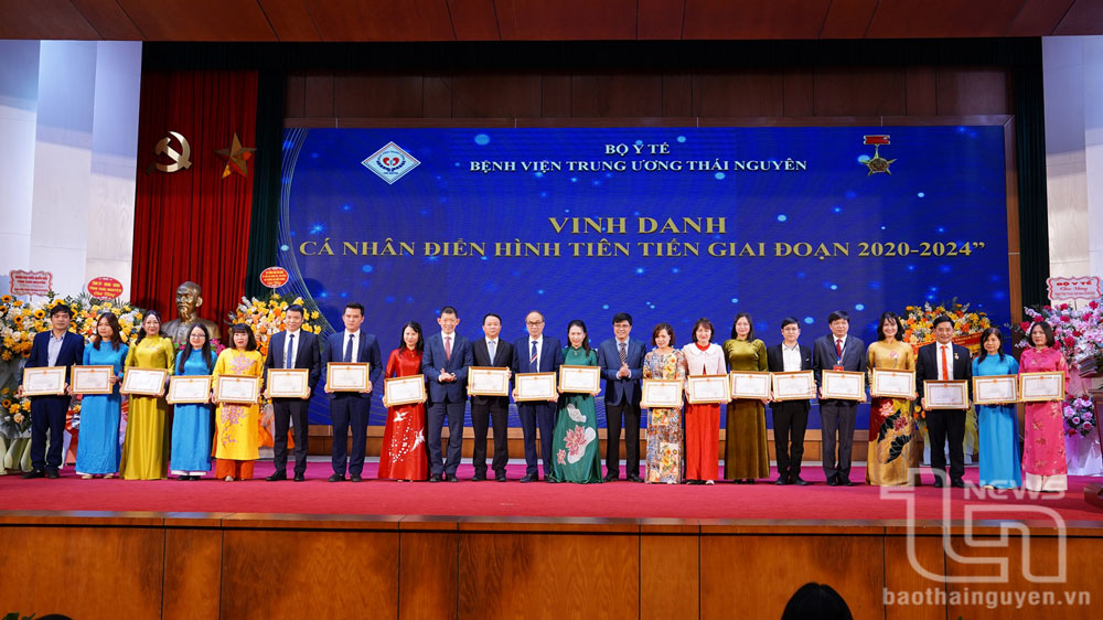 Đại diện Bộ Y tê trao khen thưởng cho các cá nhân của Bệnh viện có thành tích xuất sắc giai đoạn 2020-2024.
