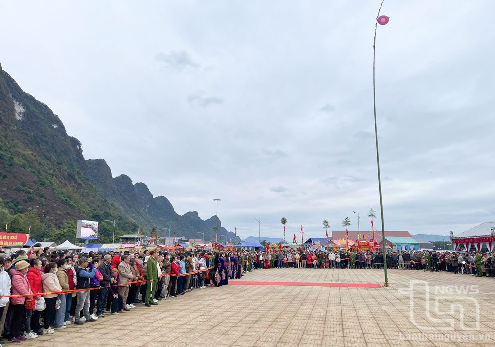 Nhân dân vui hội tung còn.