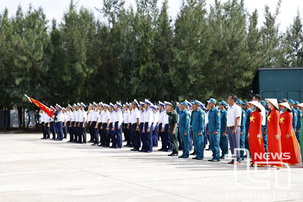 Quân dân trên quần đảo Trường Sa trang nghiêm hát quốc ca trong niềm tự hào dân tộc.