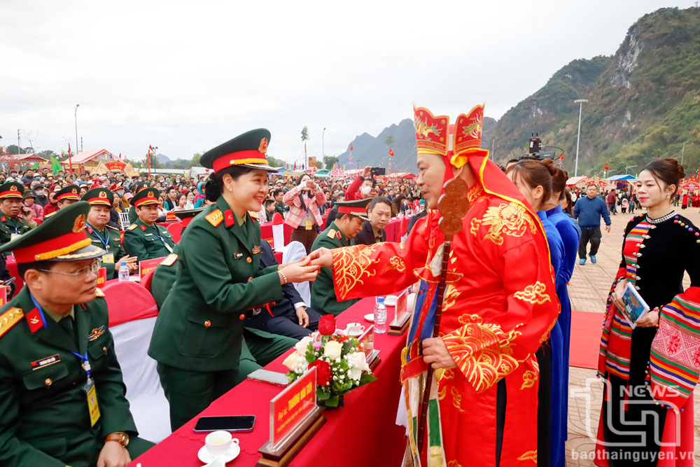 Thầy Tào phát lộc cho các đại biểu.