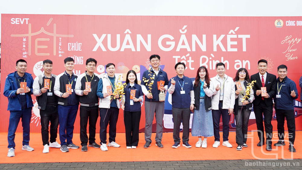 Ngoài tổ chức các chuyến xe đưa, đón công nhân trở lại làm việc, dịp đầu năm mới, Lãnh đạo Công ty TNHH Samsung Electronics Việt Nam Thái Nguyên cũng tặng lì xì cho người lao động.