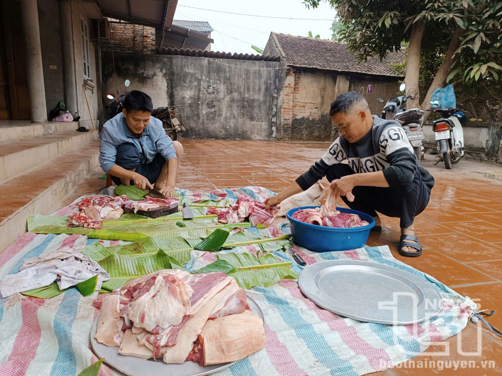 Một số gia đình ở Xuân Phương thịt lợn để tổ chức ăn “Tết lại” giống như ăn Tết Nguyên đán.