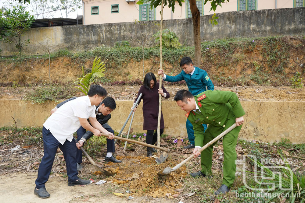 Sau Lễ phát động Tết trồng cây tại Quảng trường ATK, lãnh đạo huyện Định Hóa đã về các xã được giao phụ trách để phát động, trồng cây cùng với bà con nhân dân.