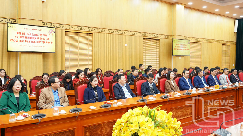 Lãnh đạo các ban đảng, cán bộ, người lao động tham gia buổi gặp mặt.