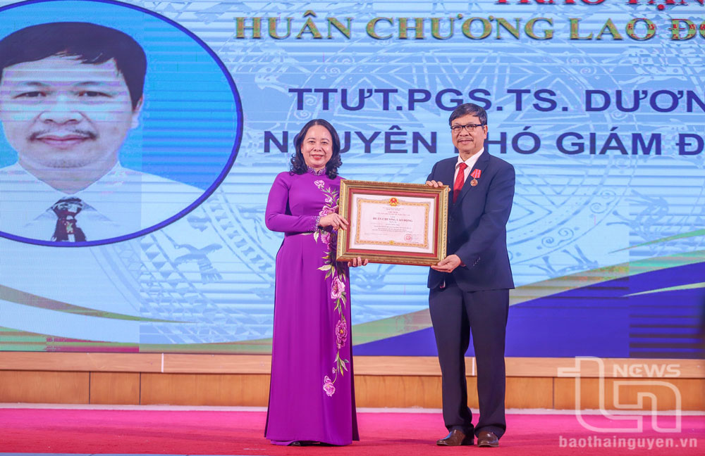 Phó Chủ tịch nước Võ Thị Ánh Xuân trao Huân chương Lao động hạng Ba cho PGS, Ts Dương Hồng Thái, nguyên Phó Giám đốc Bệnh viện.