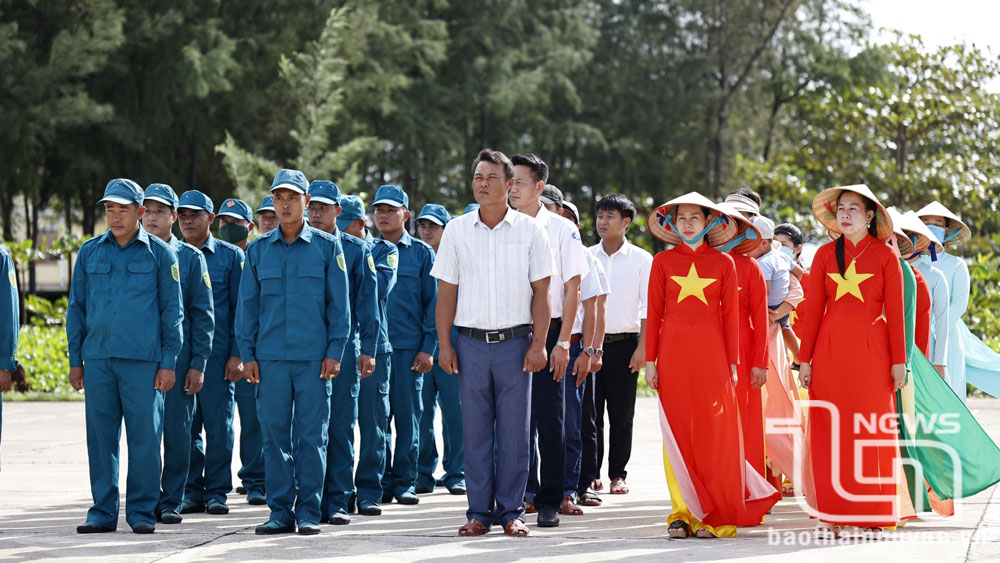Mọi ánh mắt của người dân đều hướng về lá quốc kỳ với tình yêu và niềm tự hào dân tộc.