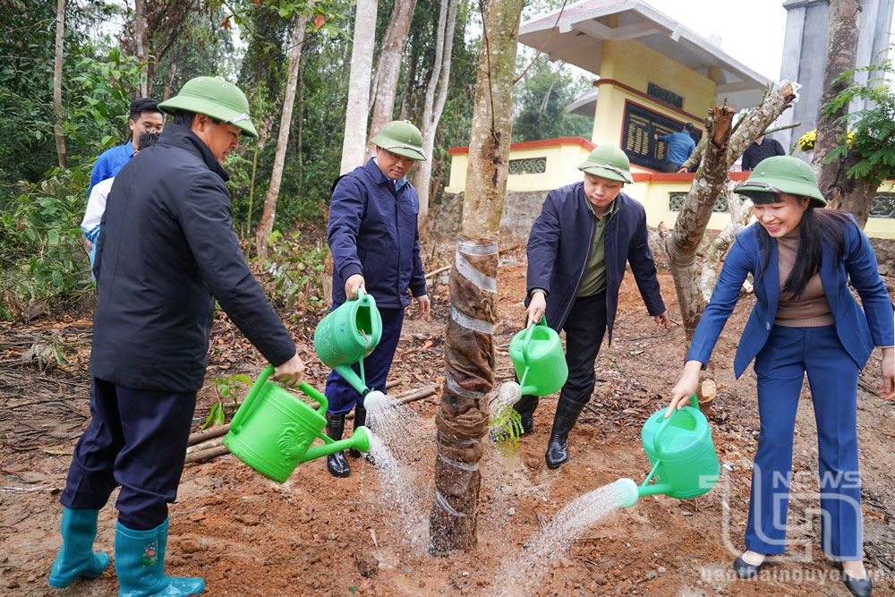 Các đồng chí lãnh đạo trồng cây tại Khu di tích lịch sử Quốc gia địa điểm thành lập Đội Cứu quốc quân II.