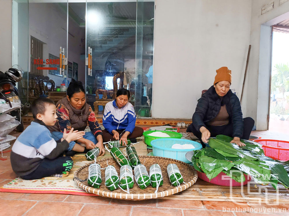 Bánh chưng được đa số các gia đình tổ chức gói để ăn “Tết lại”.