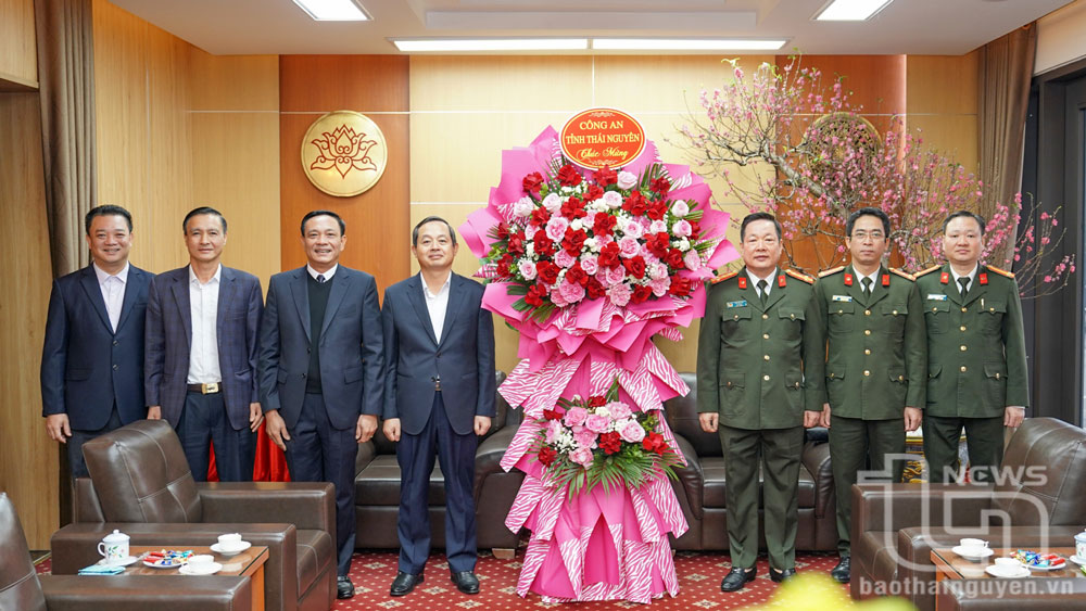 Các đồng chí lãnh đạo, cán bộ Công an tỉnh chúc mừng.
