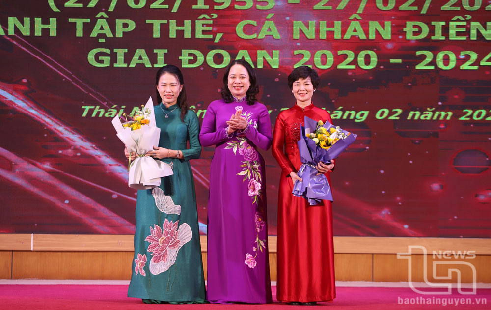 Phó Chủ tịch nước Võ Thị Ánh Xuân chúc mừng hai tân Phó giáo sư của Bệnh viện.
